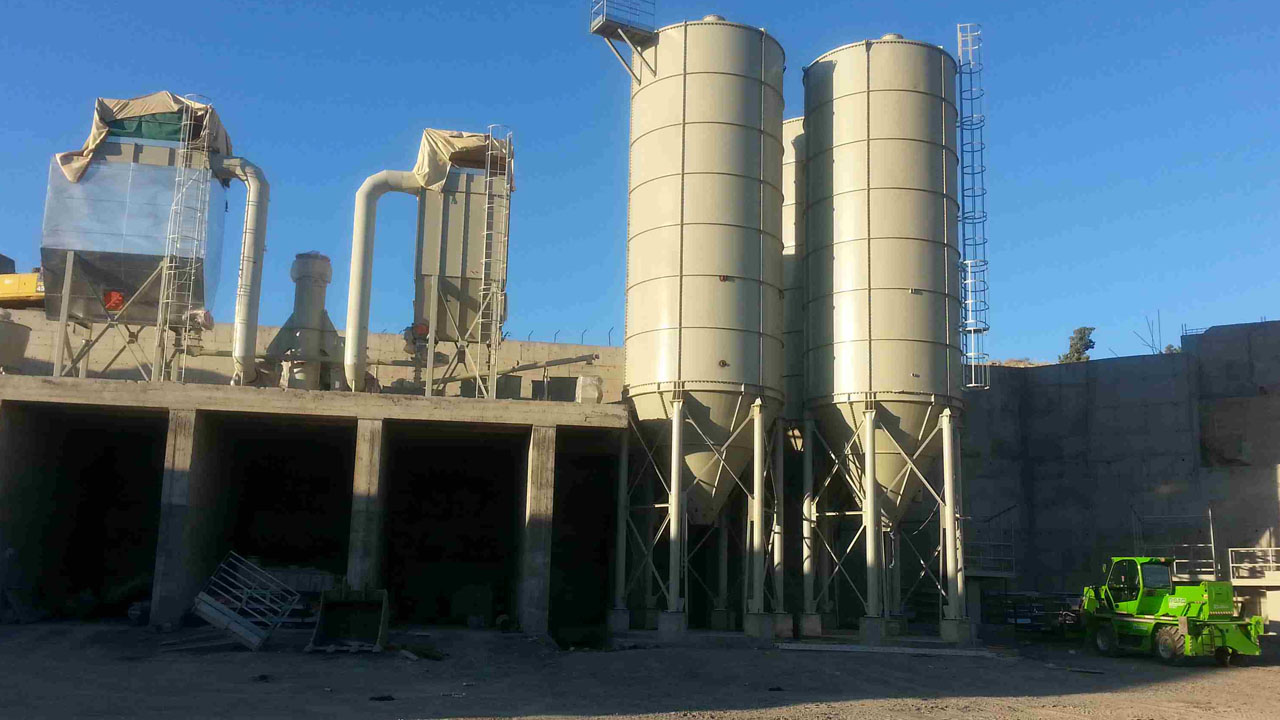 Impianto con silos in acciaio